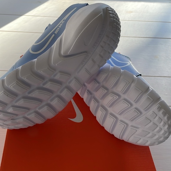 Nike youth sneaks - Picture 2 of 3